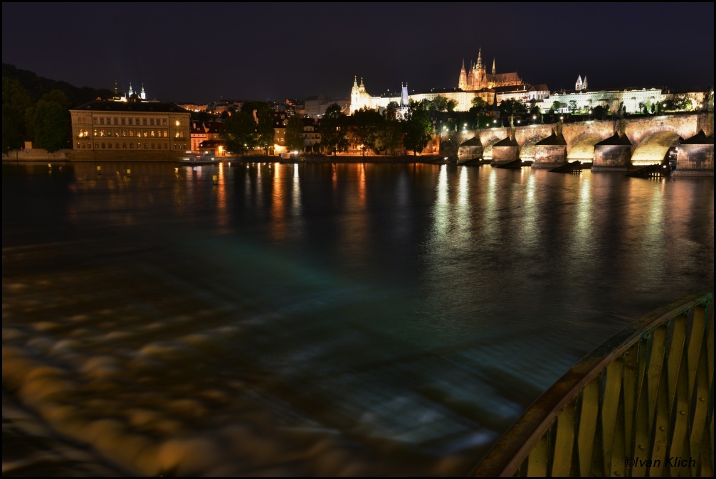 Hradčany a Karlùv most z Lávky