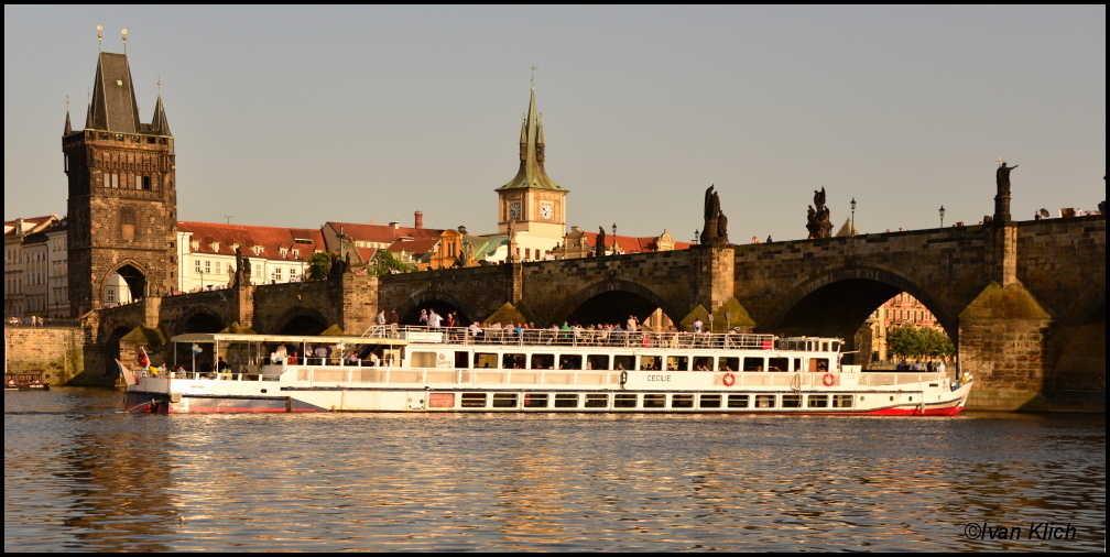 Lodí pod Karlův most