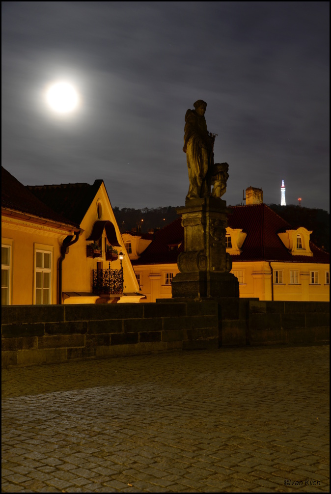 Měsíc nad Karlovým mostem