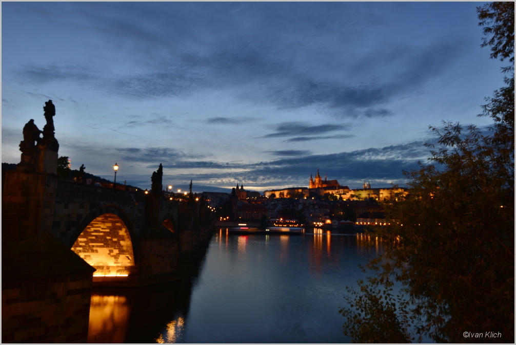 Noční Karlův most a Hradčany